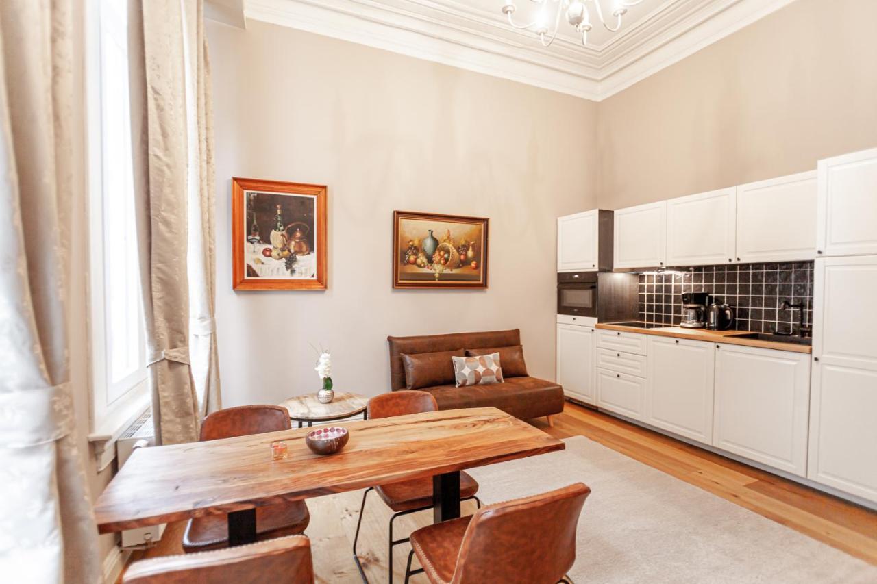 Luxury Suites Palace By Rikas Hotels แอนต์เวิร์ป ภายนอก รูปภาพ